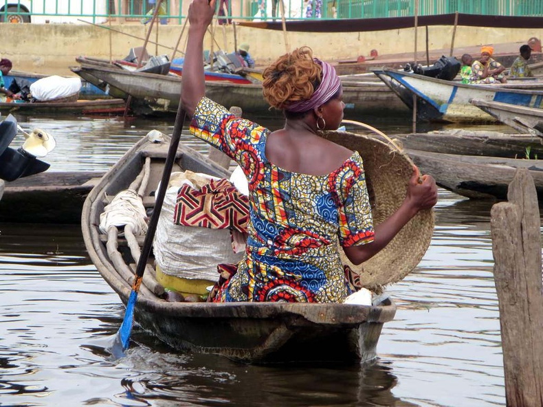 Benin: kobieta na łodzi
