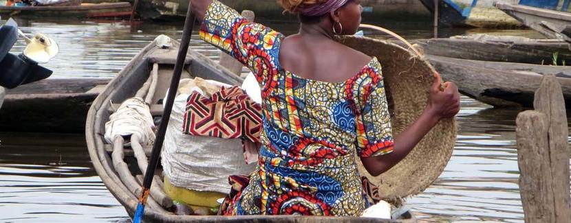 Benin: kobieta na łodzi